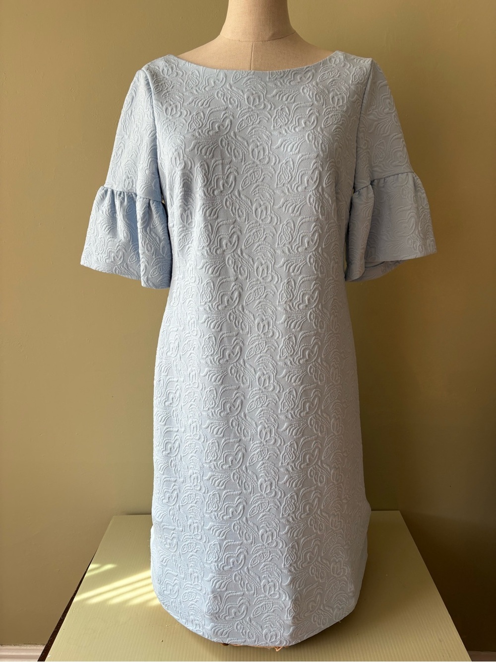 Ivanka Trump Pale Blue Textured Dress with Flutter Sleeves 8 Fairy. Old money - Picture 3 of 11
